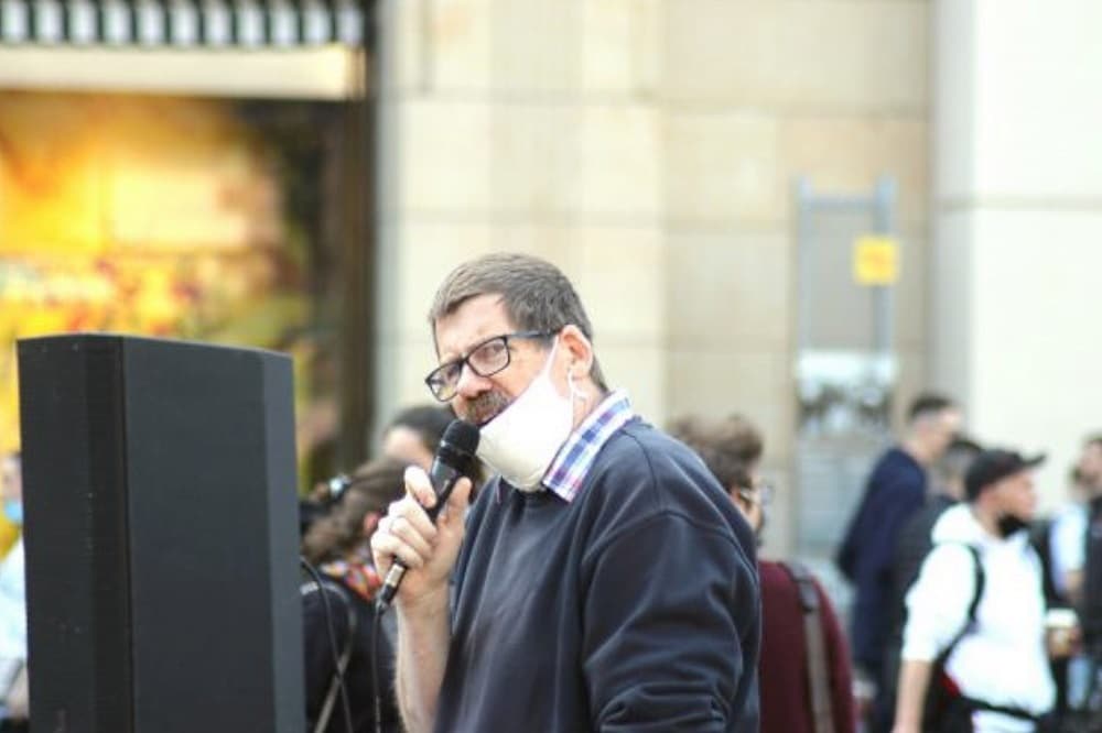 Andreas Dohrn hat eine Meinung. Er ist aktiv und mischt sich in die Diskussion zu aktuellen Themen ein, so wie hier bei der Demo am 16. Mai gegen das unsolidarische Bündnis Widerstand2020. © Michael Freitag