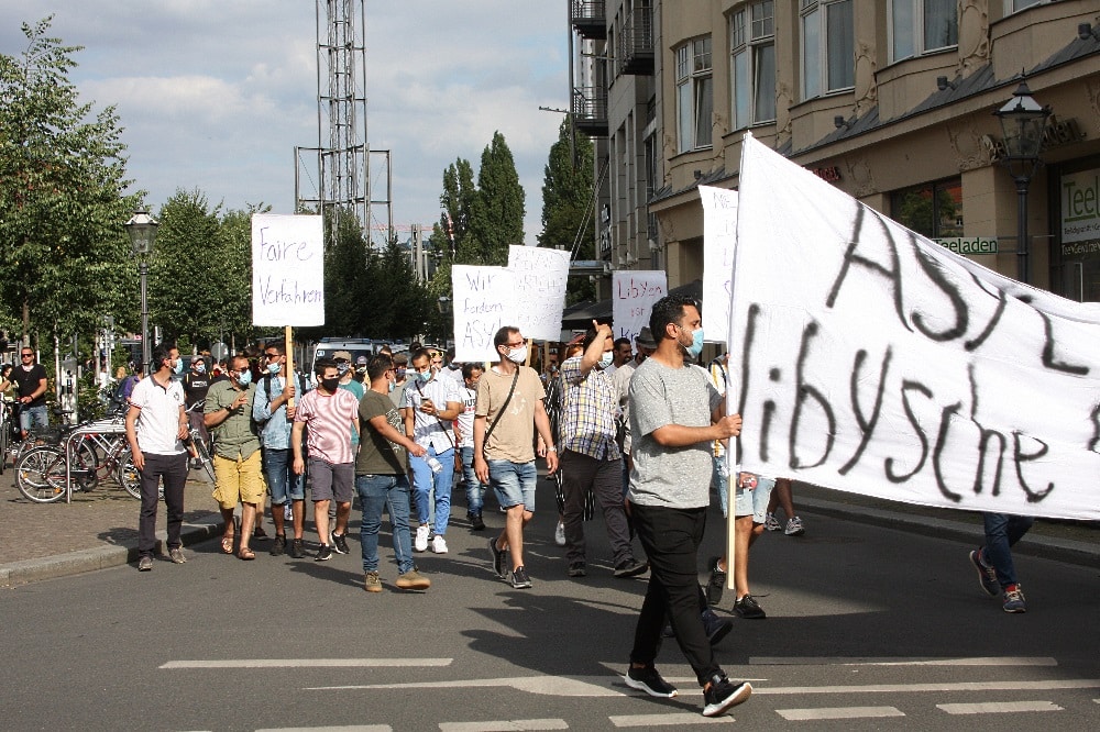 Uneinheitliche Urteile über Abschiebungen, katatsrophale Lage in Libyen. Eine Demo machte am 23. Juli auf Unrecht aufmerksam. Foto: L-IZ.de