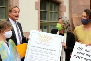 Der Druck von außen wächst freundlich aber bestimmt. Die Omas for Future und die Parents bei der Übergabe der Klimawünsche an OB Jung 2020. Rechts Steffen Peschel, daneben Cordula Weimann (Omas for Future). Foto: LZ
