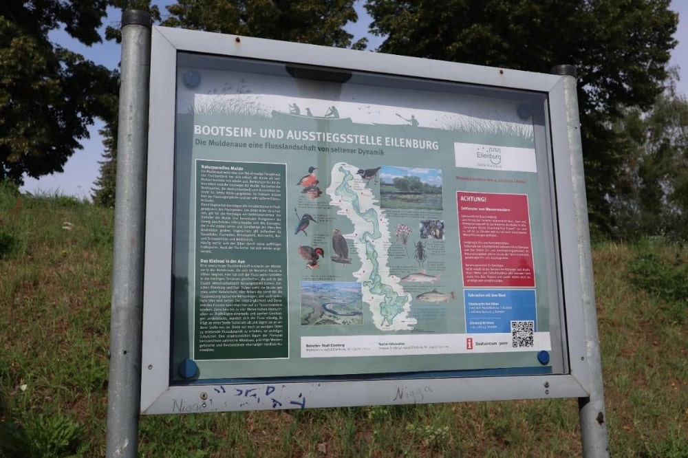 Die Tafel am Bootsanleger wurde erst vor kurzem erneuert, da sie durch Vandalismus Schäden davongetragen hat. Foto: Stadtverwaltung Eilenburg