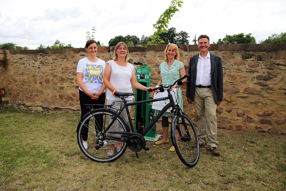 (v.l.) Jana Uhlmann (Tourist-Information „Rochlitzer Muldental“), Astrid Heinig (Gewinnerin der Rad-Selbsthilfewerkstatt 2020), Sandra Brandt (Leipzig Tourismus und Marketing GmbH) und Peter Knierriem (Schloss Rochlitz) eröffneten die zweite Fahrrad-Selbsthilfewerkstatt. Foto: Andreas Schmidt