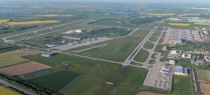 Die Rollfelder des Flughafens Leipzig/Halle. Foto: Uwe Schoßig