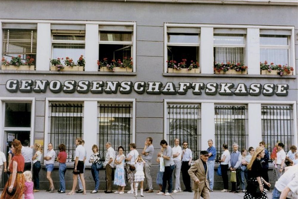 Gera, 1. Juli 1990: DDR-Bürger stehen bei einer Bank an, um D-Mark abzuheben. © Bundesarchiv, Bild 183-1990-0706-400 Kasper, Jan Peter CC-BY-SA 3.0