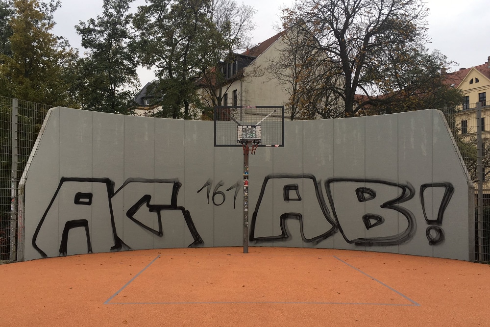 Die Graffitiwand am Streetballplatz in Connewitz mit einem der vielen Gesichter der vergangenen Jahre. Foto: L-IZ.de