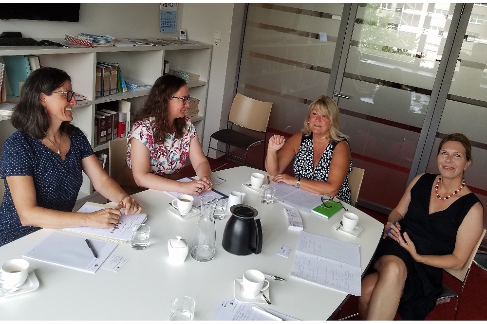 Iris Kloppich im Gespräch mit Dr. Sabine Ahrens-Eiper und Dr. Andrea Walter von der Ostdeutschen Psychotherapeutenkammer © Birgit Roth