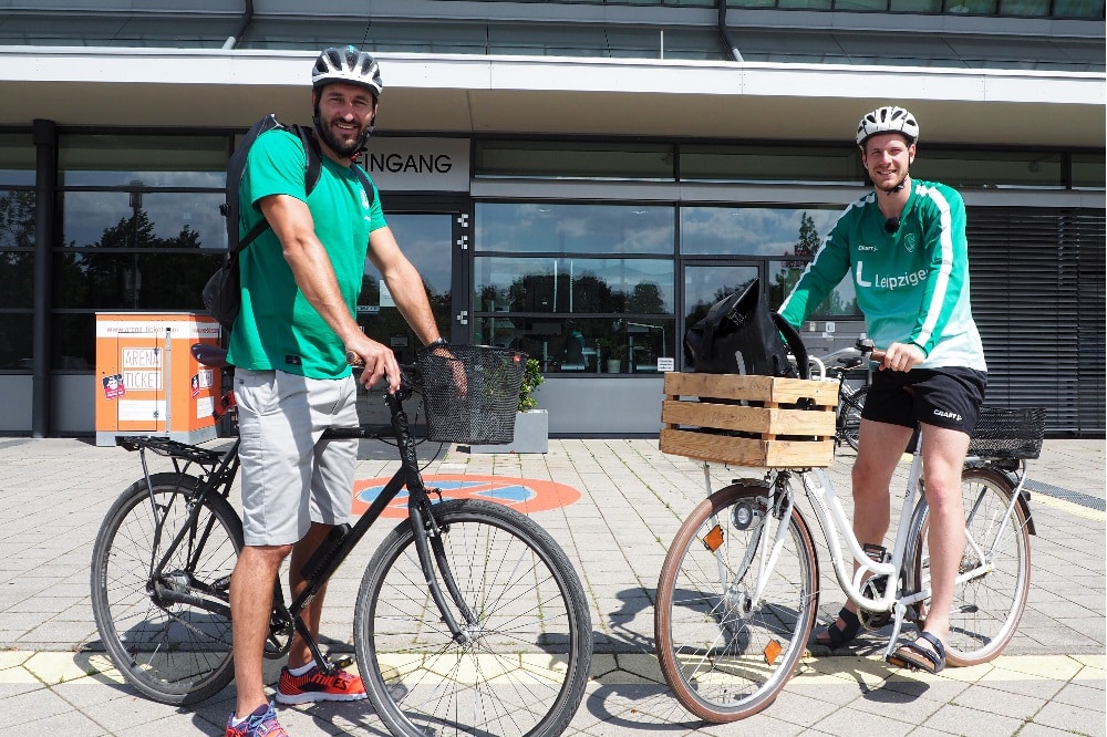 Sportkoordinator Philipp Müller und Rückraumspieler Gregor Remke auf ihrem Arbeitsweg. Quelle: SC DHfK