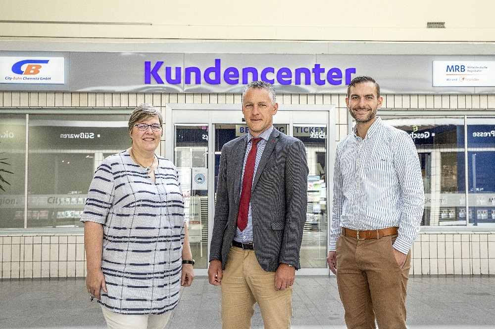 Eröffnung des gemeinsamen Kundencenters im Hauptbahnhof in Chemnitz (von links: Christine Balg, Teamleiterin CBC, Carsten Michaelis, Aufsichtsratsvorsitzender City-Bahn Chemnitz, Kay Treuheit, Teamleiter MRB). Quelle: MRB