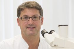 Stie&szlig; eine "Impfpflicht"-Debatte gegen&uuml;ber Michael Kretschmer an: Prof. Dr. Christoph L&uuml;bbert, Leiter des Bereichs Infektions- und Tropenmedizin am Universit&auml;tsklinikum Leipzig. Foto: Stefan Straube / UKL