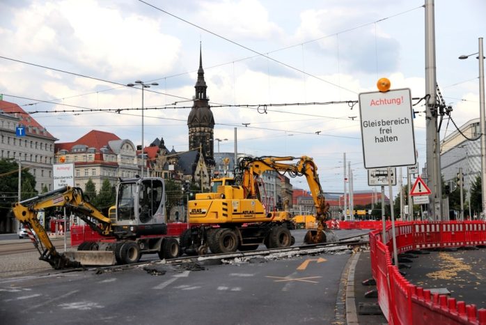 Straßensperre mit zwei Baufahrzeugen am Sonntag. Foto: L-IZ.de