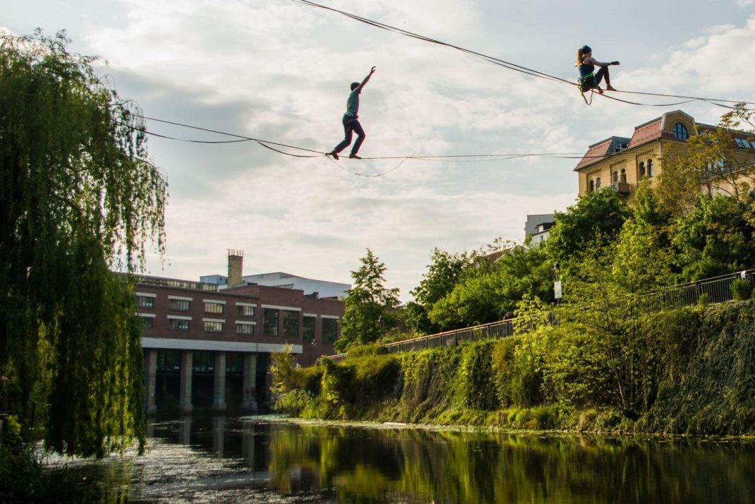 Slackline-Romantik vorm Stelzenhaus. Foto: Marko Hofmann