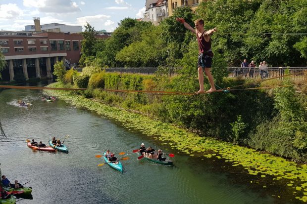 Slackline-Training in luftiger Höhe über dem Karl-Heine-Kanal. Foto: Marko Hofmann
