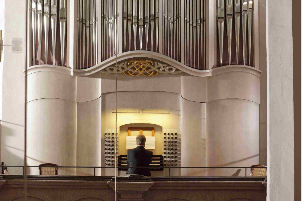 Thomasorganist Ullrich Böhme an der Bach-Orgel der Thomaskirche. Quelle: Büro für Kirchenmusik
