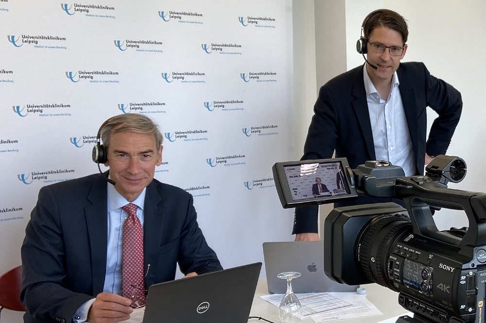 Seit Anfang Juni sind bereits mehrere Fachveranstaltungen – wie hier am 4. Juli der Interdisziplinäre Lebertag mit Prof. Thomas Berg (li.) und Prof. Daniel Seehofer – erfolgreich als digitale Formate gelaufen. Nun startet am 16. Juli das erste Web-Symposium. Foto: UKL