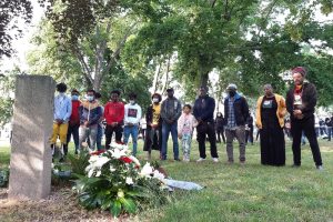 Einige Menschen aus der Dessauer Black Community gedenken am 11. Juni 2020 am Tatort im Stadtpark dem ermordeten Alberto Adriano. Der Dritte von rechts ist Amadi Indjai, Imam der Islamischen Gemeinde Dessau. Foto: Luise Mosig