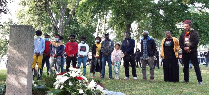 Einige Menschen aus der Dessauer Black Community gedenken am 11. Juni 2020 am Tatort im Stadtpark dem ermordeten Alberto Adriano. Der Dritte von rechts ist Amadi Indjai, Imam der Islamischen Gemeinde Dessau. Foto: Luise Mosig