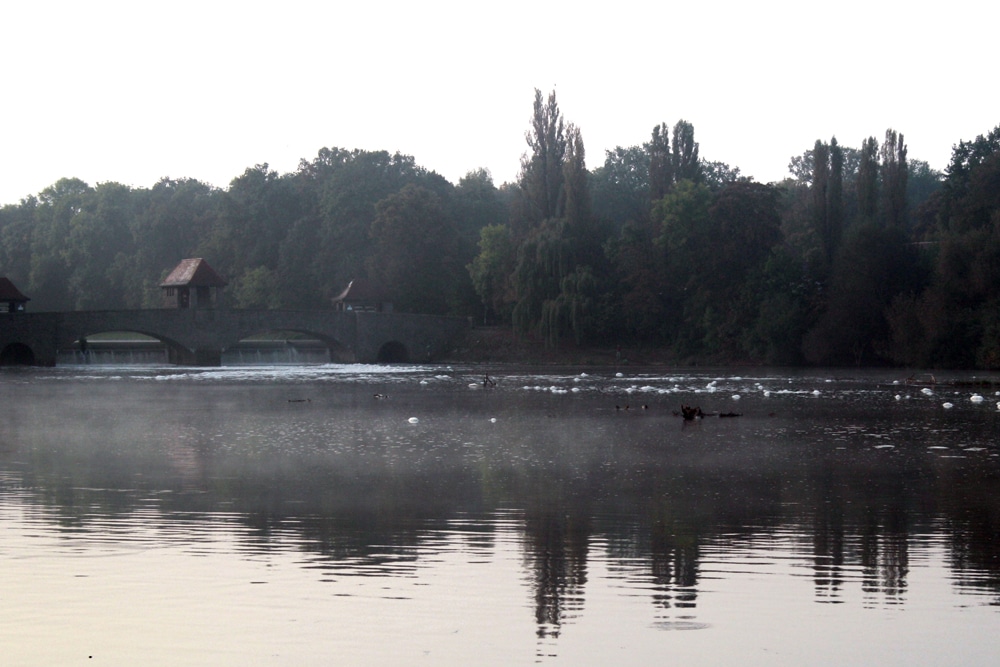 Das Elsterbecken: Lieber nicht drin baden. Foto: Ralf Julke