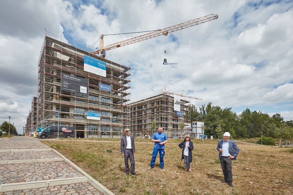 Richtfest mit Gunnar Volkmann (W&V Architekten), Stefan Müller (Polier Firma Otto Heil), Angela Thamm (Thamm & Partner) und Christoph Heil (Otto Heil). Foto: Christoph Kremtz