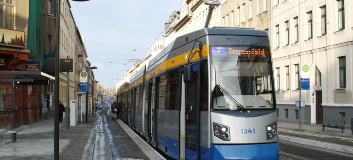 In diese Straßenbahn werden die beiden entlassenen LVB-Kontrolleure wohl nur noch als normale Fahrgäste einsteigen. Foto: L-IZ.de