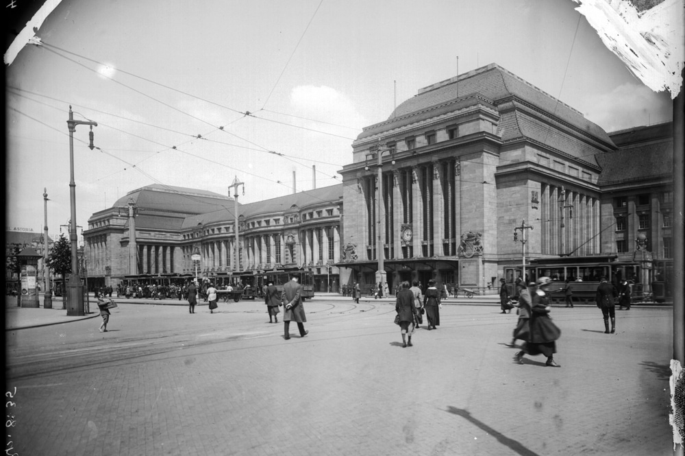 Einmündung der Goethestraße vorm Hauptbahnhof (um 1920). Foto: Stadtgeschichtliches Museum Leipzig