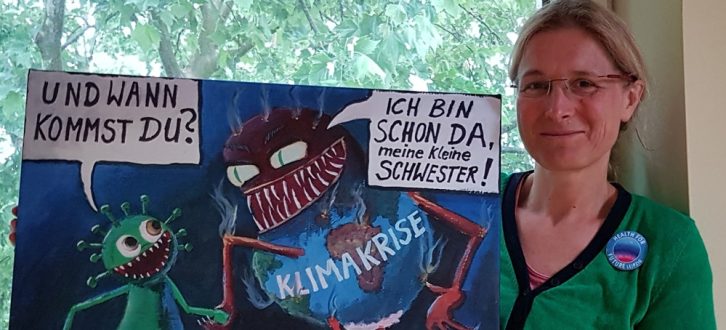 Melanie Gerhards mit einer Corona-Karikatur von Jörg Schwulst, die alles sagt. Foto: health for future Leipzig