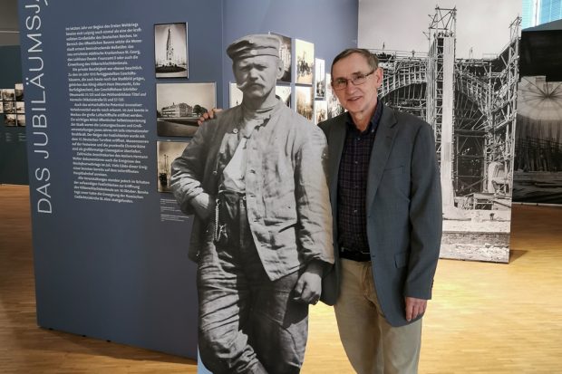 Ausstellungskurator und Fototheksleiter Christoph Kaufmann in der Ausstellung. Foto: Stadtgeschichtliches Museum Leipzig