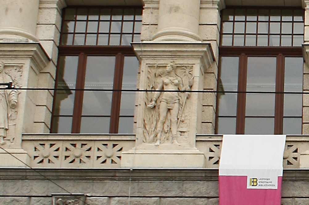 Bilderschmuck an der Stadtbibliothek: Exotischer Blick auf "primitive" Völker. Foto: Ralf Julke