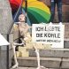 Kundgebungsteilnehmer/-in vor der Kongresshalle, in der der Stadtrat tagte. Foto: L-IZ.de