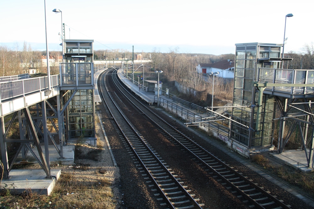 Blick von der Georg-Schwarz-Brücke über die beiden S-Bahn-Haltepunkte. Foto: Ralf Julke