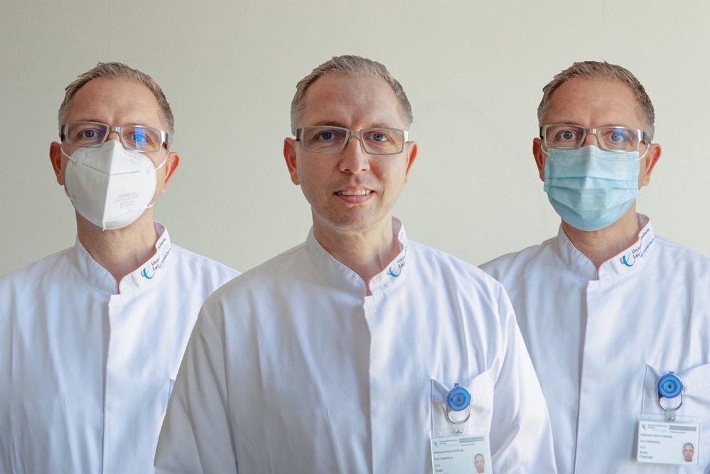 Studienleiter Dr. Sven Fikenzer mit jeweils einer der Masken, die bei der Untersuchung von den Teilnehmern getragen wurde, rechts die chirurgische Maske und links die FFP2-Maske. Foto: Montage: Hagen Deichsel / UKL