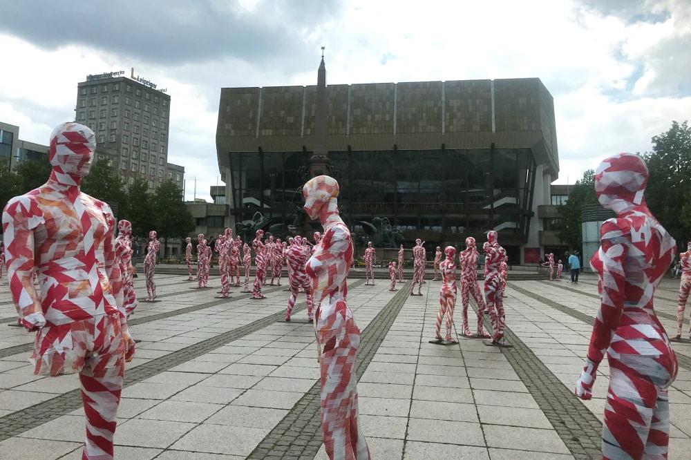 Ein Mahnmal zur Coronakrise vor dem Leipziger Gewandhaus. Foto: Pia Benthin