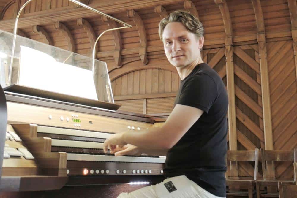 Andreas Mitschke an der Kreutzbach-Orgel der Emmaus-Kirche Leipzig-Sellerhausen. Foto: Werner Schneider