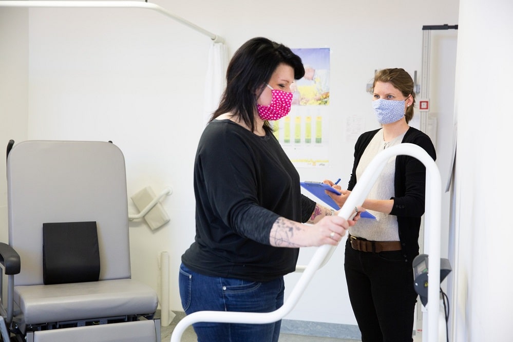Koordinatorin Sarah Victoria Frenzel (re.) bei der Erfassung des Verlaufsgewichtes einer Patientin des Programms nach dem ersten Therapiejahr, Foto: Stefan Straube / UKL