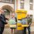 Prof. Dr. Jörg Junhold, Sandy Brachmann und Ulf Middelberg (v.r.n.l.) vor einem LVB-Ticketautomaten. Foto: Leipziger Gruppe