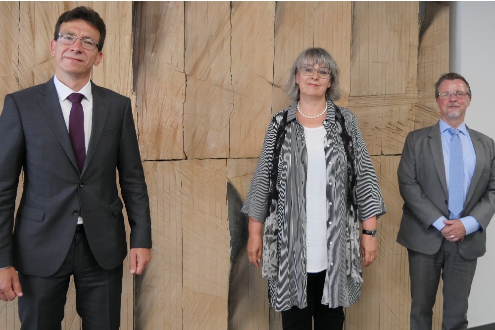 v.l.n.r.: Norman Asmus, Landesseniorenbeauftragter Brandenburg, Christiane Schifferdecker, Landesseniorenbeauftragte Sachsen, Thomas Früh, Leiter der Abteilung 4 für Jugend, Familie und Teilhabe im sächsischen Sozialministerium © SMS