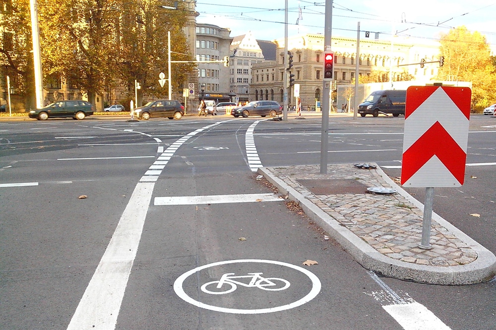 Auch wenn es sich ungewöhnlich anfühlt: Wird der geradeausfahrende Radverkehr links neben dem rechtsabbiegenden Kfz-Verkehr geführt, erhöht sich die Sicherheit für den Radverkehr deutlich. Foto: ADFC Leipzig