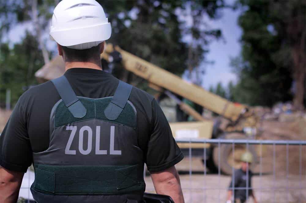 Beamte der Zolleinheit Finanzkontrolle Schwarzarbeit werden auf Baustellen oft fündig. Foto: IG BAU