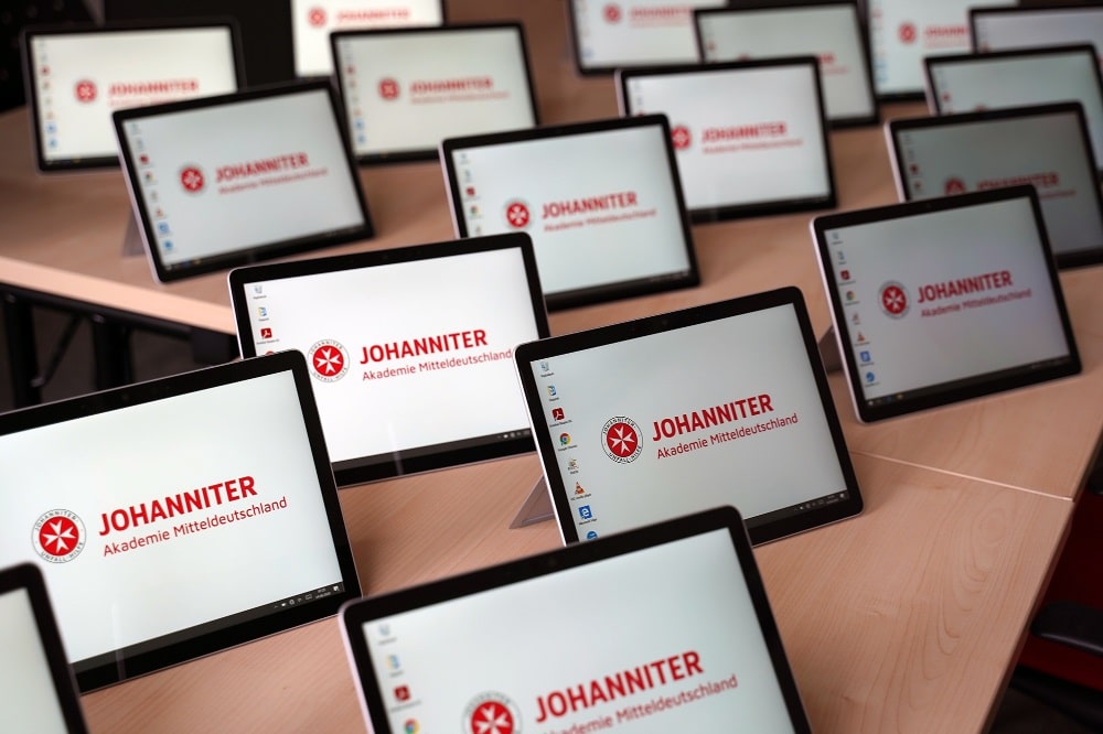 Die Johanniter-Akademie Mitteldeutschland hat heute 180 neue Tablet-PCs an ihre Dozenten und Schüler übergeben. Quelle: Johanniter-Unfall-Hilfe e.V.