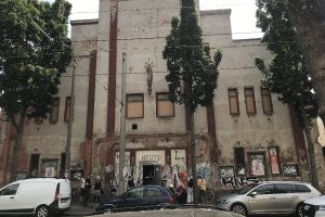 An der Außenfassade thront noch Fortuna, die Göttin des Glücks. © Pia Benthin