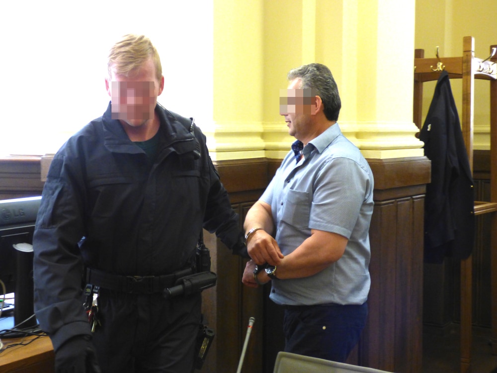 Er soll den Mord in Auftrag gegeben haben: Hüseyin D. (51, r.), hier 2018 bei seiner Vorführung am Landgericht. Er kam nun aus der U-Haft frei. Foto: Lucas Böhme