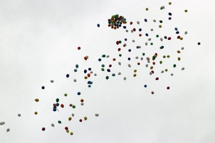 Die Demo um Bürgermeister Matthias Berger ließ Luftballons steigen. Foto: L-IZ.de