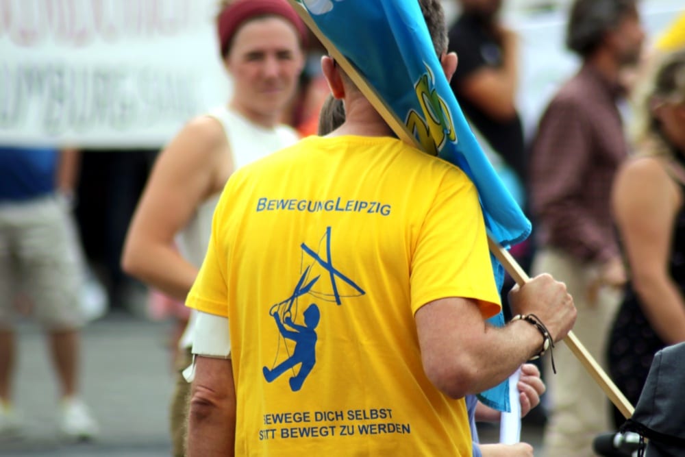 Alle anderen sind Marionetten: Die „Bewegung Leipzig“ mobilisiert erneut nach Berlin, verkauft T-Shirts und Bustickets. Foto: L-IZ.de