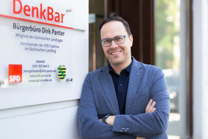 Dirk Panter vor seinem Abgeordnetenbüro. Foto: Hammermännchen