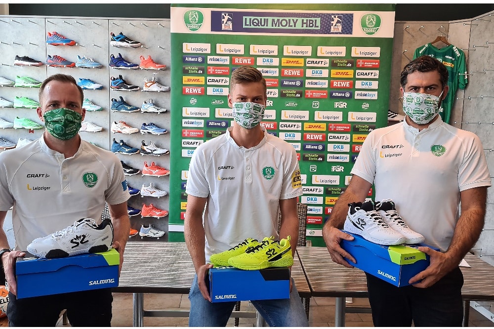 Cheftrainer André Haber, Rückraumspieler Julius Meyer-Siebert und Geschäftsführer Karsten Günther. Quelle: SC DHfK