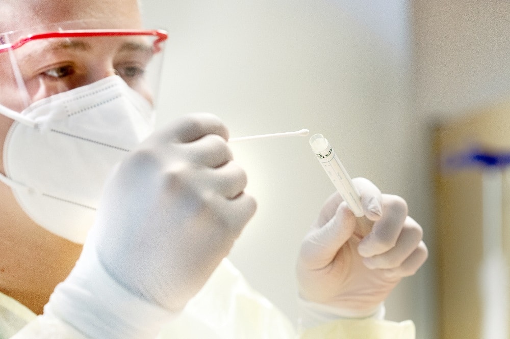 Abstriche in der Corona-Test-Ambulanz des Herzzentrums und Helios Park-Klinikums Leipzig sind nur noch an drei Tagen im August möglich. © Thomas Oberländer | Helios Kliniken