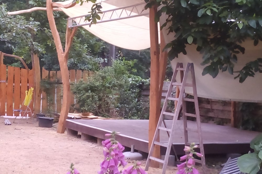 Das „Theater im Grünen“ in der Sternbachstraße 22: Vor der Bühne des Freilufttheaters ist Platz für 60 Zuschauer. Foto Birthe Kleemann