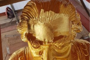 Dresden, Restaurierung des Goldenen Reiters, Detail vom Kopf des Kurfürsten, bereits angelegte Neuvergoldung auf neuer Grundierung, 2020. Quelle: LfD Sachsen © Dipl.-Rest. Annegret Michel