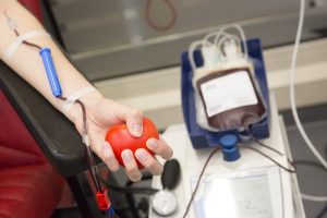 Eine gute Vorbereitung ist beim Blutspenden das A und O: Dann steht einer lebensrettenden Blutspende auch bei hohen Außentemperaturen nichts im Wege. Foto: Stefan Straube / UKL