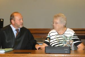Bleibt ihr das Gefängnis erspart? Erika S. (heute 81) im August 2019 mit ihrem Verteidiger Hagen Karisch am Landgericht. Foto: Lucas Böhme