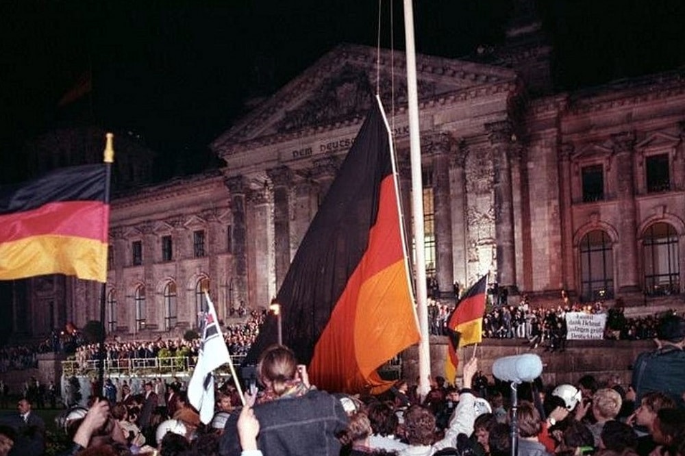 Feierlichkeiten zur Wiedervereinigung Deutschlands vor dem Berliner Reichstagsgebäude am 3. Oktober 1990. © Bundesarchiv / Peter Grimm