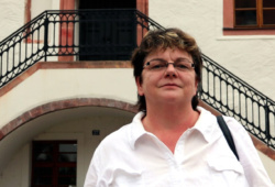 Kerstin K&ouml;ditz (Die Linke, MdL) 2019 vor dem Rathaus Grimma. Foto: L-IZ.de